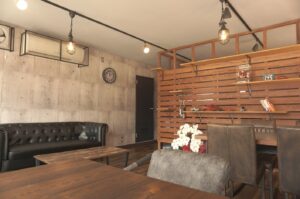 昼間の店内の様子です。それほど広くはないですがゆったりした空気が流れてます。