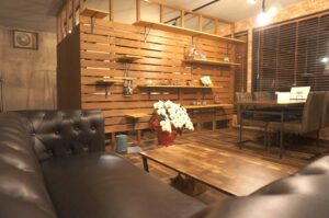 夜の店内の様子です。昼間と少しやわ雰囲気が変わります。照明が電球なので柔らかい雰囲気になります。