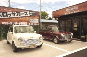 このミニ２台も在庫車です。白がメイフェアでワインが４０ｔｈアニバーサリーＬＴＤです。細かい情報も載せていきます。
