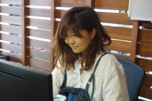佐野杏安子です。事務やったり車売ったりお客様のお相手したりしています。お気軽に来店してくださいね。