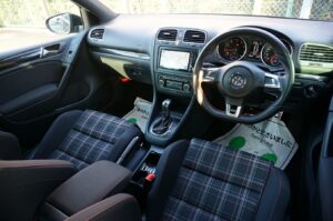 ＶＷゴルフＧＴＩの内装です。シックでカッコいいですね。落ち着いた雰囲気とチェックのシートがいいですね。