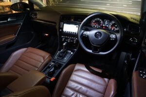 夜のゴルフ。大人の雰囲気がカッコいいですね。これで夜の街をデートしたいですね