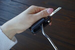 ゴルフ７のキーレス電池交換。工具をひねるだけで簡単に蓋が外れます。蓋を取ればすぐ電池があります。