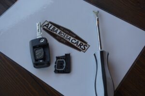 ゴルフ７の電池交換。蓋が外れるとこんな感じです。電池は２０２５。