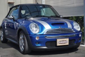 ミニのボンネットストライプを施工しました。キレイに貼れてるでしょ。こういうのもお任せください。