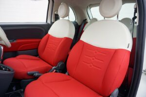ＦＩＡＴ５００の内装です。赤と白のシートがかわいいですね。こんなにかわいいと気分が上がります！