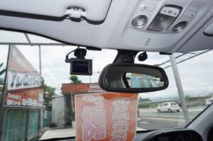 もう当たり前になってきたドライブレコーダー。取り付けやってます！