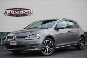 ＶＷ　ゴルフ　エディション４０　この車限定４００台なんです。ライムストーングレーメタリックという色なんですがカッコいいですよ。