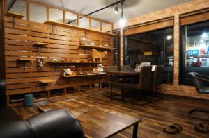 アルバロッサカーズは夜１９：００まで営業しています。仕事帰りでもお気軽にご来店ください。