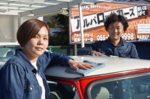 これからは大庭（右）と関戸（左）がお客様に対応いたします。笑顔で頑張ります。