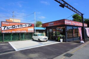 駐車場は店舗の前に２台分あります。