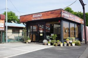 店舗の周りに緑を増やしました。ガーデニング！